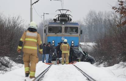 Strava: Vlak je  smrskao auto, poginuo mlađi par iz Karlovca