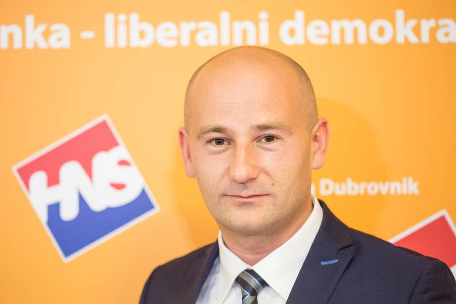 Kako uhljebiti 'nesposobnog': Primat će plaću do 20.000 kn