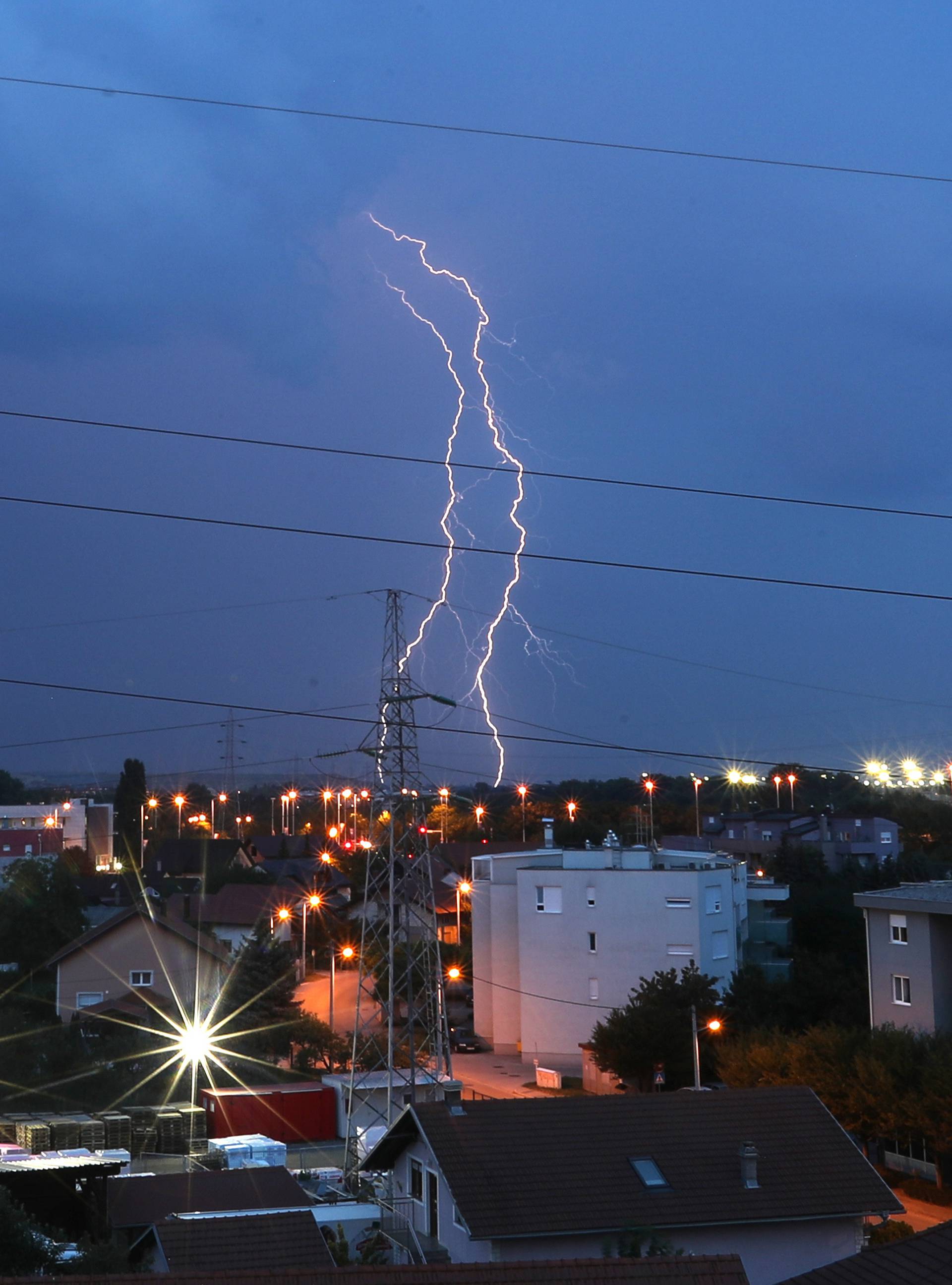 Zagreb: U veÄernjim satima grmljavinsko nevrijeme zahvatilo istoÄni dio grada