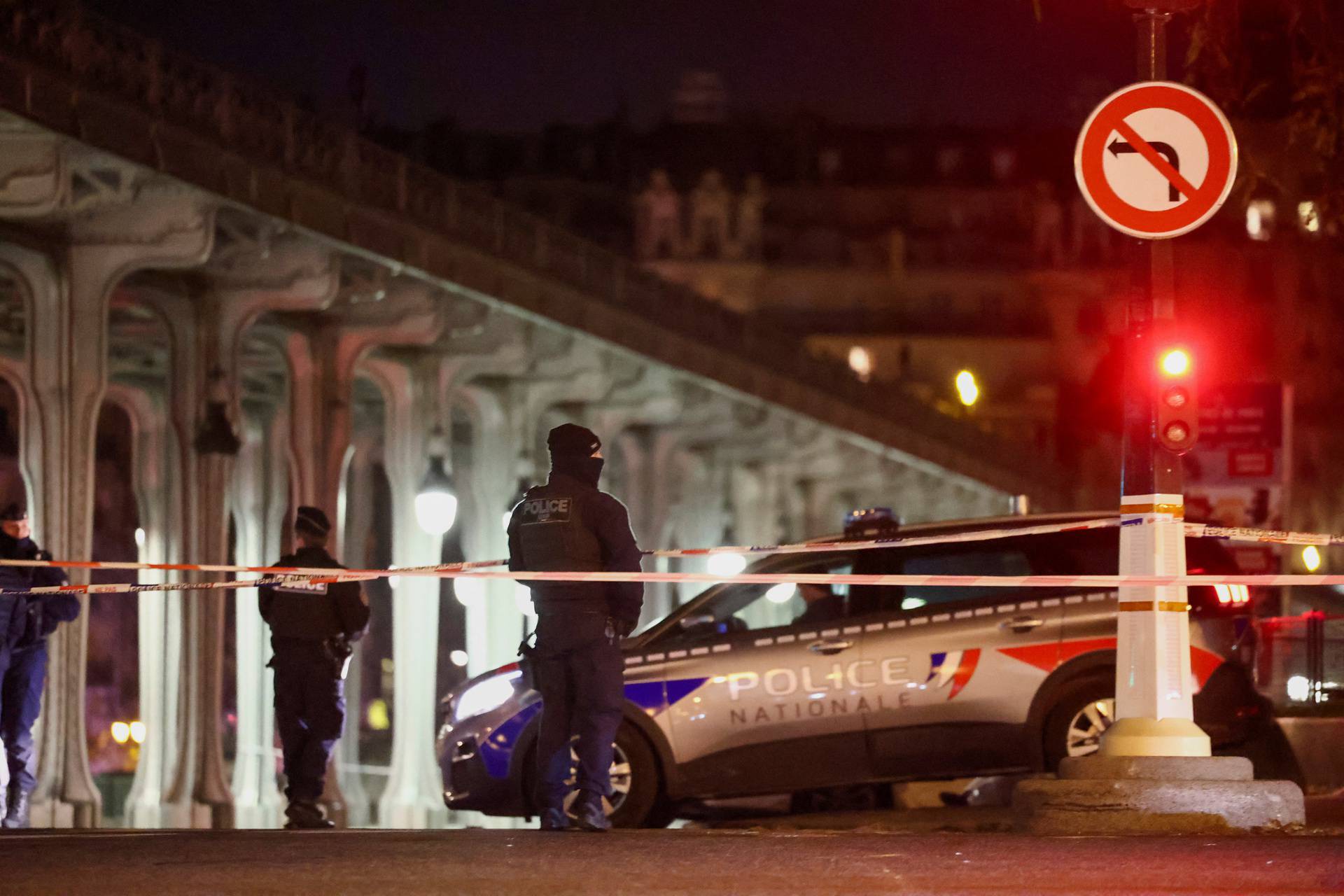 Assailant attacks passersby in Paris