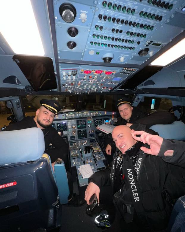 FOTO Ovo je najslušaniji izvođač u Hrvatskoj: Fanovima pljuje u usta, razbija im jaja o glavu...