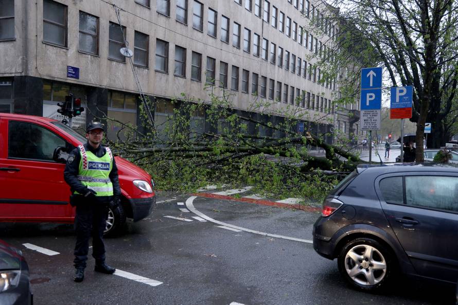 Zagreb:  Nevrijeme i jak vjetar srušili su nekoliko stabala u centru grada