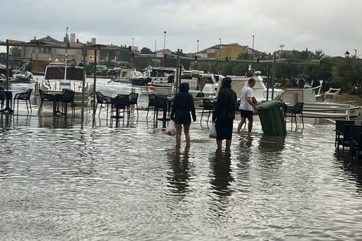 Stigao je drugi val pljuskova: Jaka kiša padala u Makarskoj, intervenirali su vatrogasci