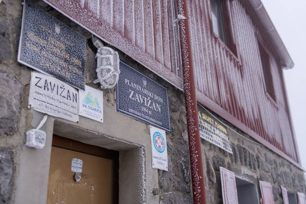 Snijeg zabijelio Zavižan!