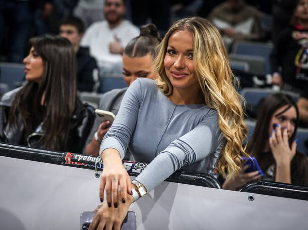 Beograd: Pjevačica Teodora Džehverović pozirala na utakmici Partizana i Crvene Zvezde