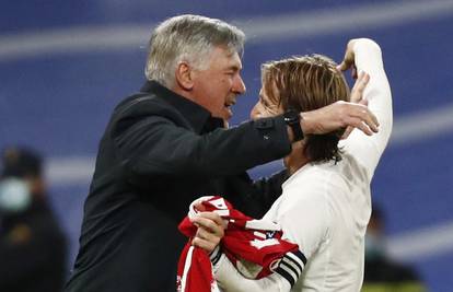 Presretni Ancelotti nije mogao prestati grliti Modrića. Mnoge je zanimalo što mu je šapnuo