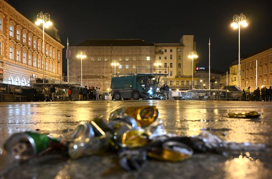 Zagreb: Djelatnici Čistoće čiste trg nakon dočeka rukometaša