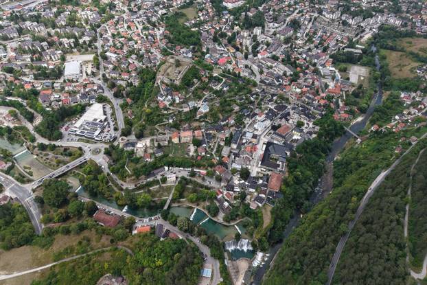Jajce: Povijesni grad poznat po svojem veličanstvenom  vodopadu