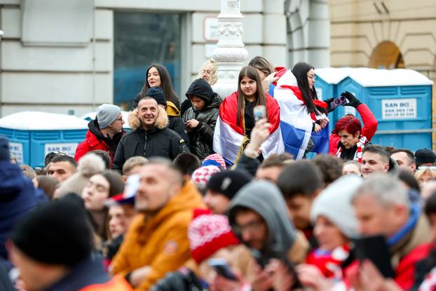 Zagreb: Počelo okupljanje građana za svečani doček rukometnih reprezentativaca nakon osvojene bronce na Europskom prvenstvu