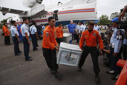 Pronađen trup aviona AirAsia, fokus odsad na crnim kutijama