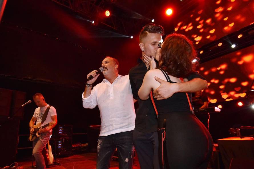 VaraÅ¾din: MladiÄ zaprosio djevojku na koncertu Tonyja Cetinskog