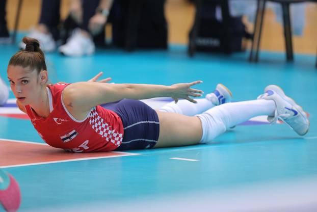 Zagrijavanje odbojkašica uoči početka susreta Hrvatske i Kosova u kvalifikacijama za odlazak na Europsko prvenstvo