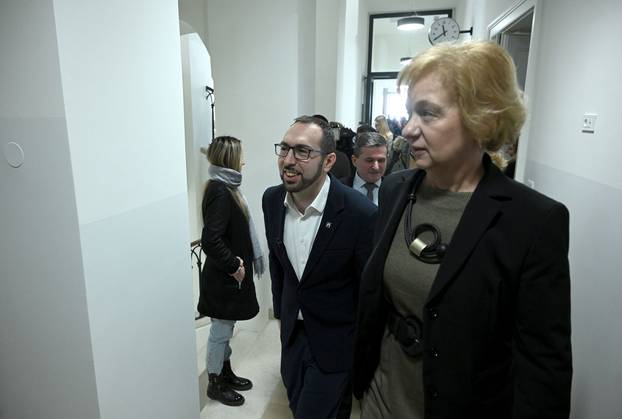 Zagreb: Gradonačelnik sa suradnicima obišao obnovljenu Gornjogradsku gimnaziju