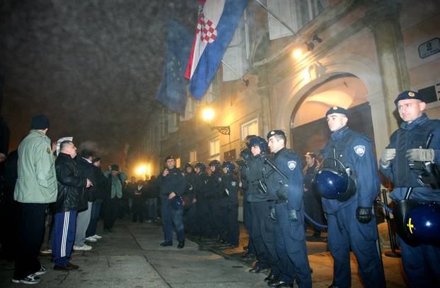 ARHIVA - Zagreb: Prosvjedi diljem zemlje zbog uhićenja Gotovine, razbijen i prozor na zgradi Vlade