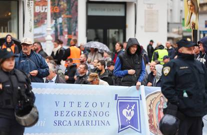 FOTO Muškarci mole za čednost i predbračnu čistoću. Dočekali ih transparenti: Oprez, mizoginija!