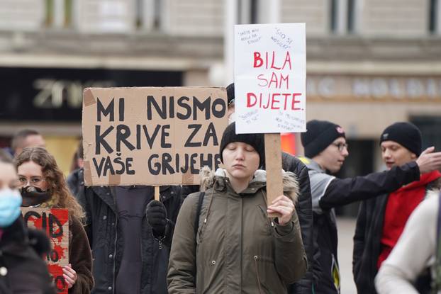 Zagreb: Prosvjednici protiv molitelja na glavnom trgu 