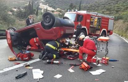 Auto se na cesti prevrnuo na krov, žena završila u bolnici