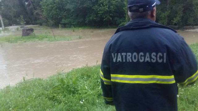 Poplavljene kuće i ceste: Obilne kiše ponovno potopile Slavoniju