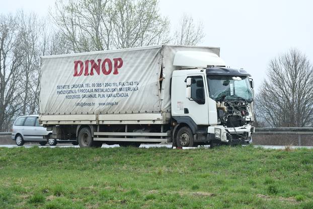 Dvoje ljudi poginulo u teškoj prometnoj nesreći na autocesti između Novske i Okučana