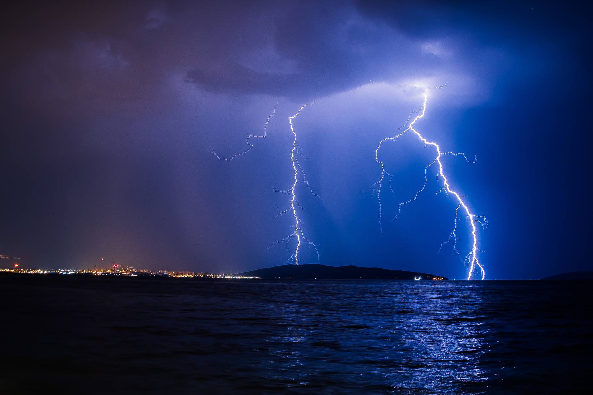 Kastel Stari - Olujno nevrijeme tjekom noći zahvatilo je šire Splitsko područje. 