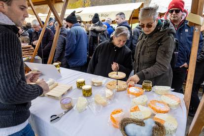 Čvarakfest u Baranji: 5000 ljudi u gužvi, 'planuli' čvarci od 30 €