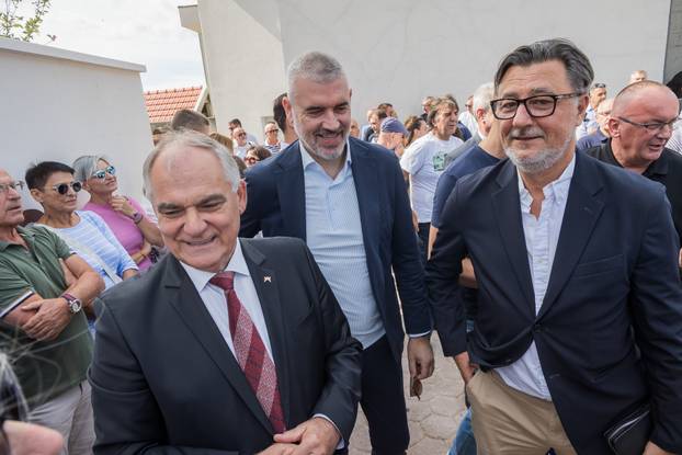 Imotski: Otkriven spomenik Mati Parlovu ispred stadiona Gospin Dolac