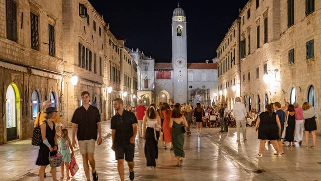 Večer u Dubrovniku, na ulicama sve više turista