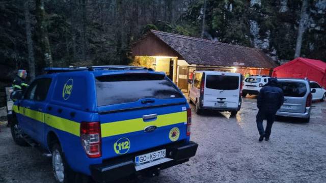 Petero ljudi od jučer zarobljeno u jami u Sloveniji! Spasioci: 'Čekamo da se voda povuče...'