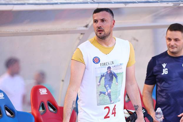 Split: Danijel Subašić u suzama se oprostio od nogometa, Torcida mu poslala poruku 