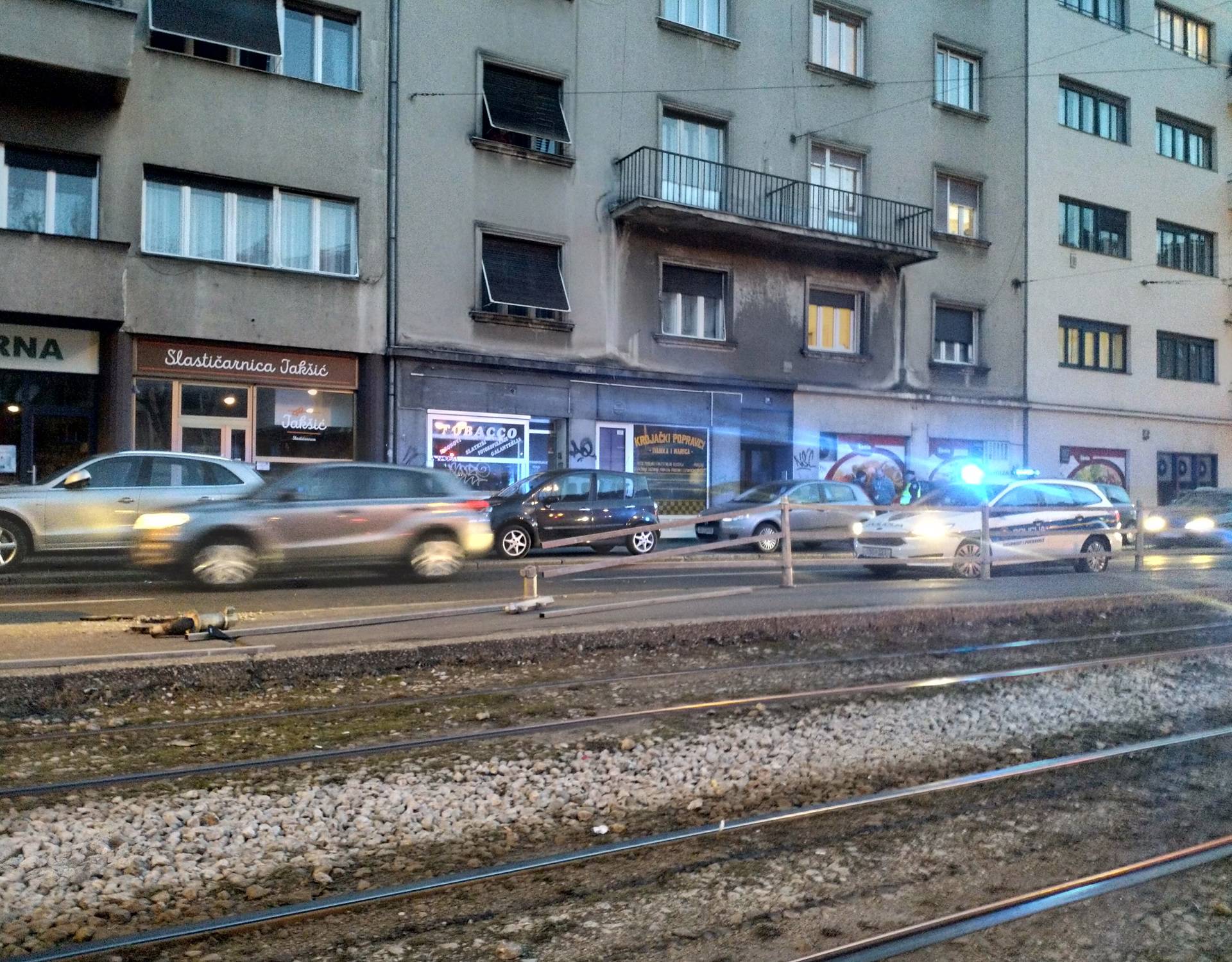 Sudar u Zagrebu: Smart je smrskan, uništili su i stanicu