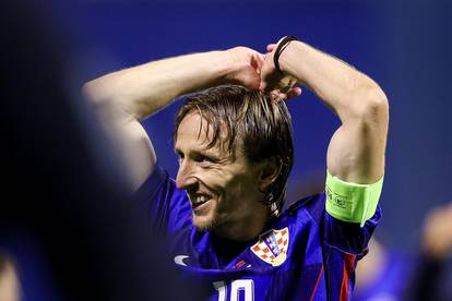 FOTO Tata, tata, ajde mene prođi! Modrić nakon utakmice zaigrao nogomet s djecom...