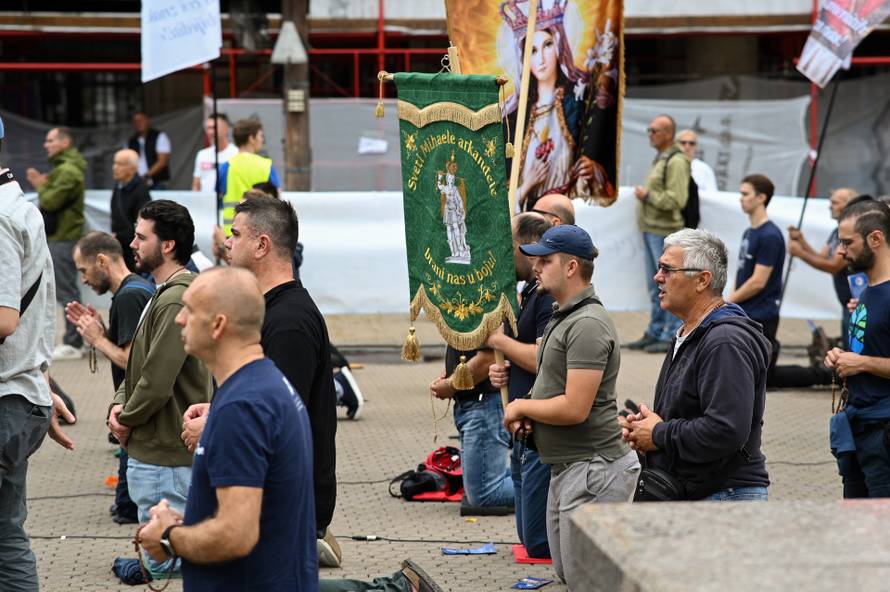 Zagreb: Muška molitva krunice na Trgu bana Josipa Jelačića