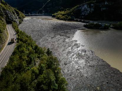 FOTO Evo kako izgleda Neretva: Smeđom rijekom pluta smeće