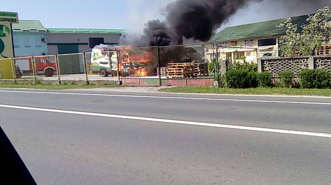 Kvar na elektrici: Zapalio se kombi na parkiralištu tvrtke