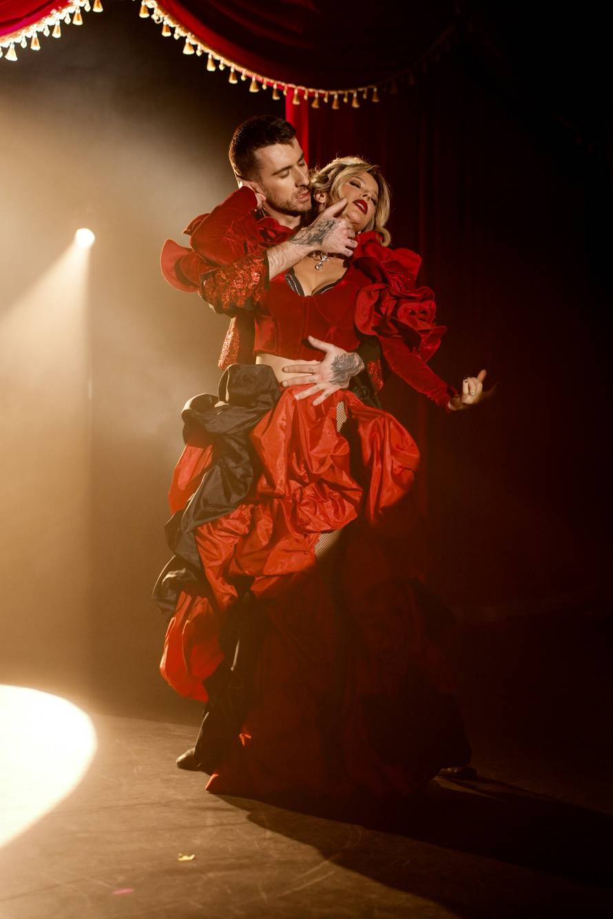 Kičasta fešta: Šuput guštala na slavlju u leopard uzorku, gosti je 'častili' eurima dok je pjevala