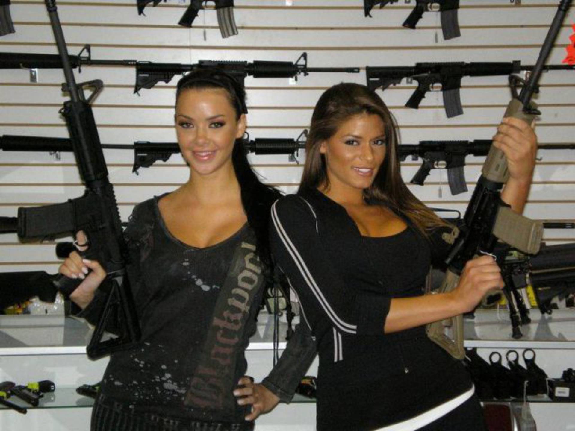 Любовь с оружием чем закончится. Женщина с оружием. Группа девушек с оружием. Телки с оружием. Много девушек с оружием.