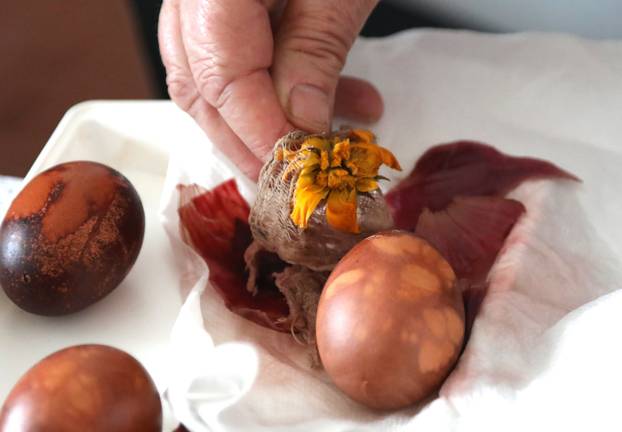 Bojanje Uskršnjih jaja na način kako su to radili naši stari