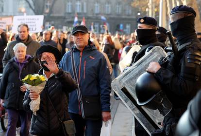 Zagreb: Interventna policija uz  prosvjednike protiv COVID potvrda 