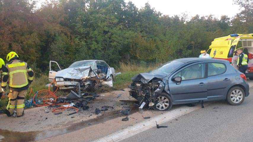 Frontalni sudar u blizini Poreča: Jedna žena smrtno je stradala