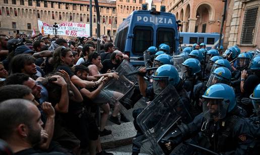 FOTO Uli&ccaron;ni rat u Italiji. &Ccaron;ovjek umro tijekom privo&dstrok;enja. Izbili nasilni prosvjedi u Bologni