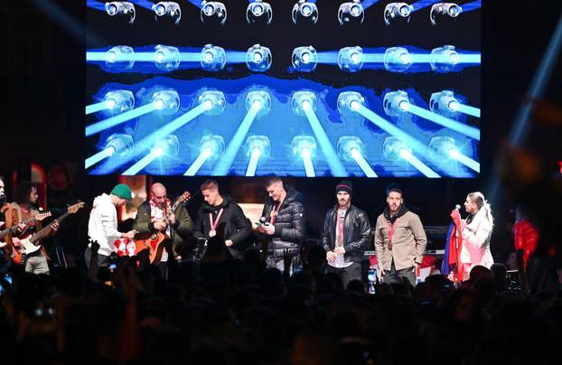 Vatreni Stigli u Split, dočekalo ih tisuće navijača