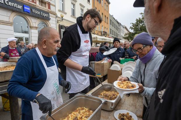 Pula:  500 besplatnih porcija “Lovačkog doručka” podjeljeno na slast prisutnim puljanima