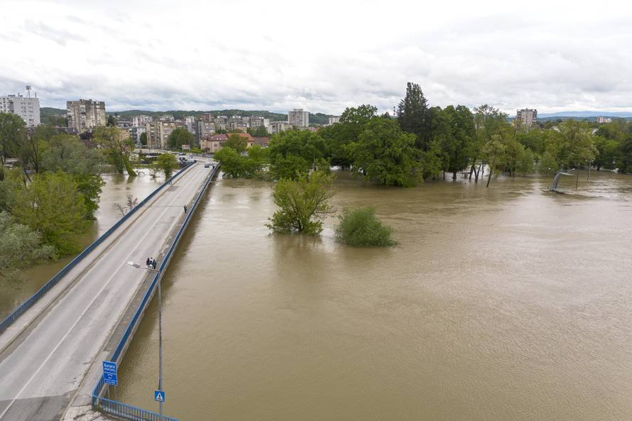 Karlovac: Pogled iz zraka na rijeku Koranu koja se izlila iz svog korita