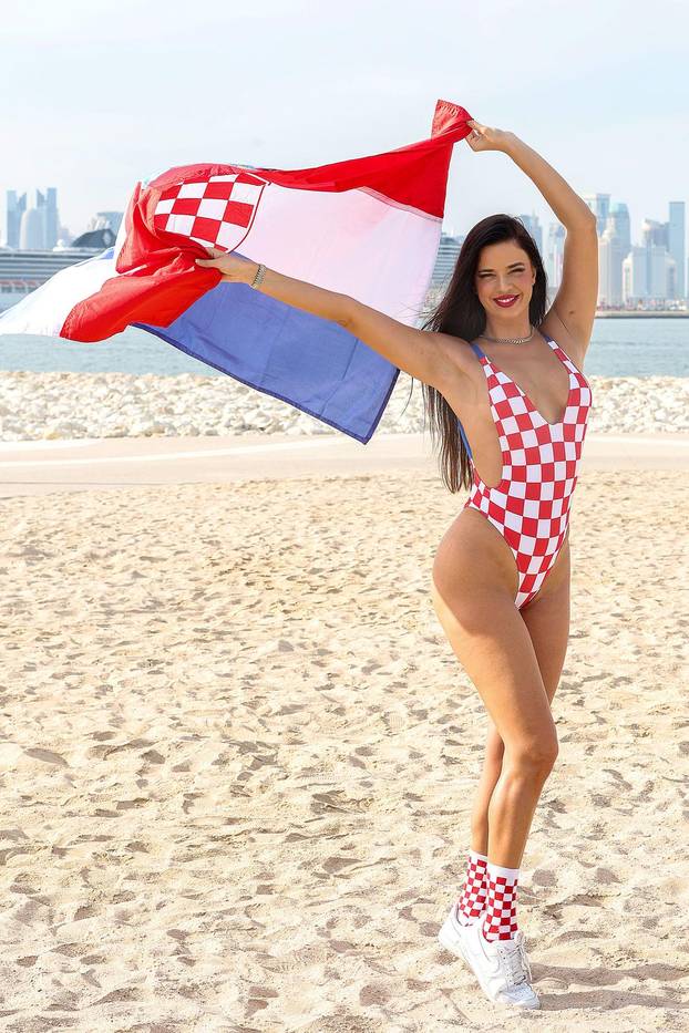 ARHIVA - Ivana Knoll pozirala u kockastom kupaćem kostimu na plaži Ras Abu Aboud