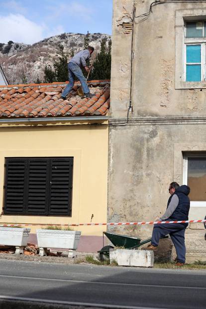 Posljedice potresa na Krku: Pala žbuka s dvokatnice, oštećen je suhozid, s kuće je pao dimnjak