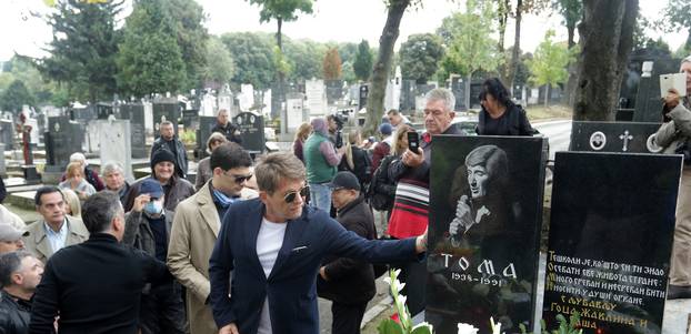 At the Central cemetery mark the 29 years since the death of legendary bohemian and folksinger Toma Zdravkovic.Na Centralnom groblju obelezeno 29 godina od smrti legendarnog boema i pevaca narodne muzike Tome Zdravkovica.