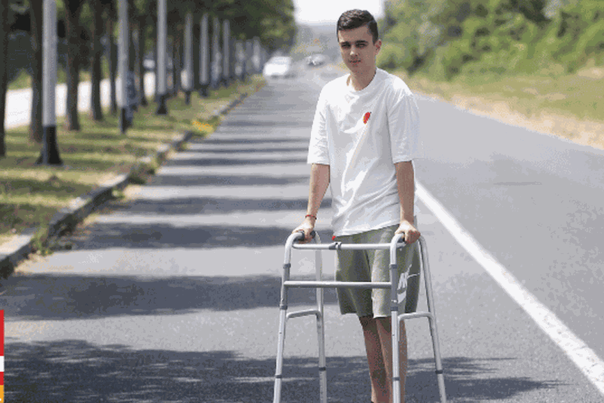 [TOP 3 VIJESTI DANA] Tumor na mozgu Ivanu (19) promijenio je život, danas želi samo jedno: 'Da mogu sam hodati i biti onaj stari'
