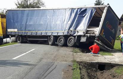 Vozač izgubio kontrolu, kamion s 24 tone papira blokirao cestu