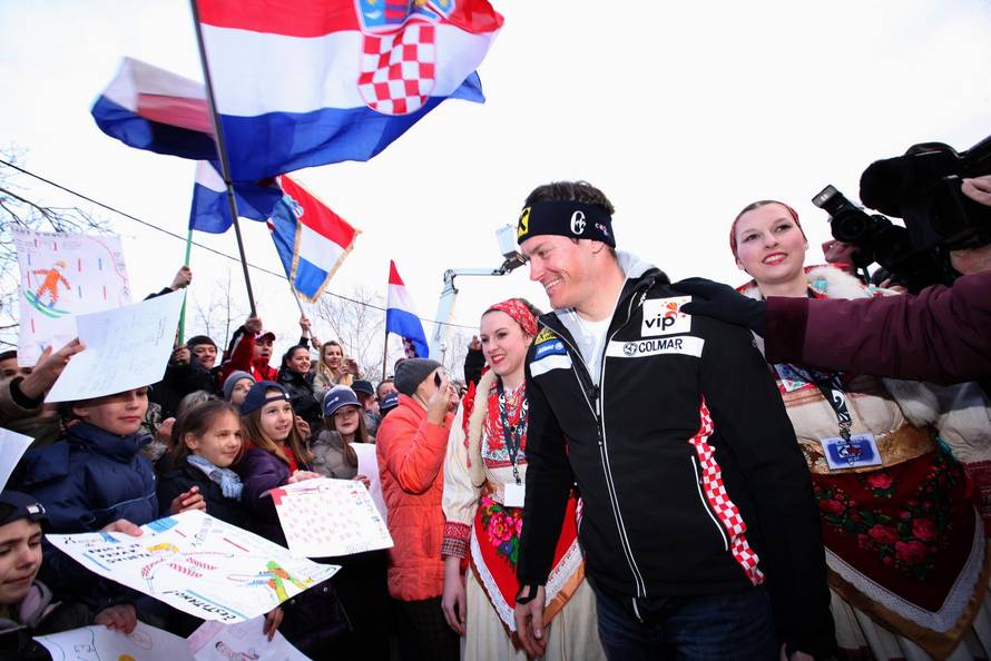 ARHIVA - 2011. Zagreb: Ivicu Kosteli?a susjedi do?ekali u Gra?anima