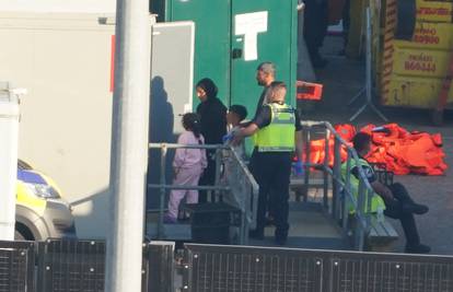 Užas u Italiji! Straža na brodu s migrantima pronašla mrtvo novorođenče, ljudi prosvjeduju